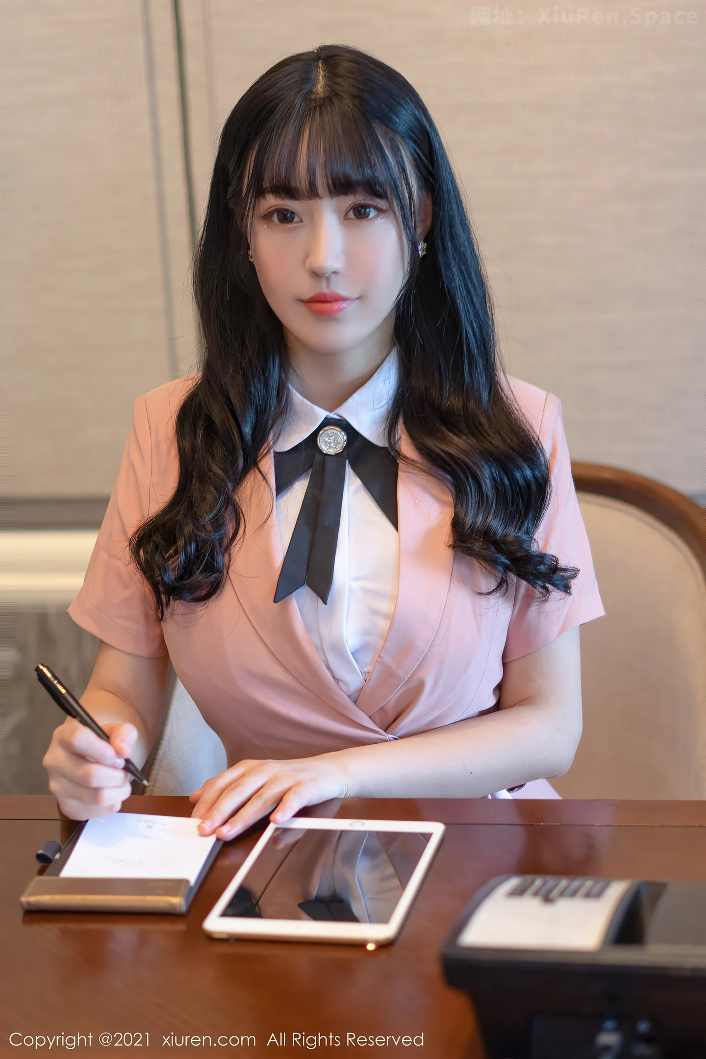 图片[2]-[XiuRen秀人网]VOL.4044 模特朱可儿Flower私房粉色典雅制服半脱露开档黑丝诱惑写真48P-秀人网官方网站